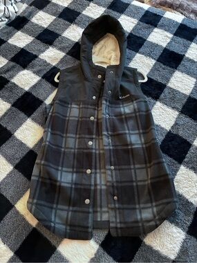 Columbia Black and Gray Plaid Hooded Vest